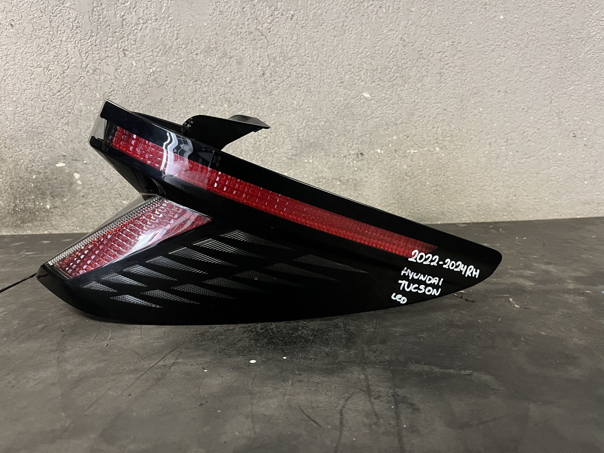 2022-2023-2024 HYUNDAI TUCSON RIGHT TAIL LIGHT OEM USED