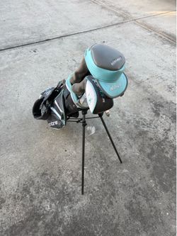 Cobra Junior Golf Set 7 Clubs RH Driver Hybrid 7, 9, SW, Putter, & Head Covers
