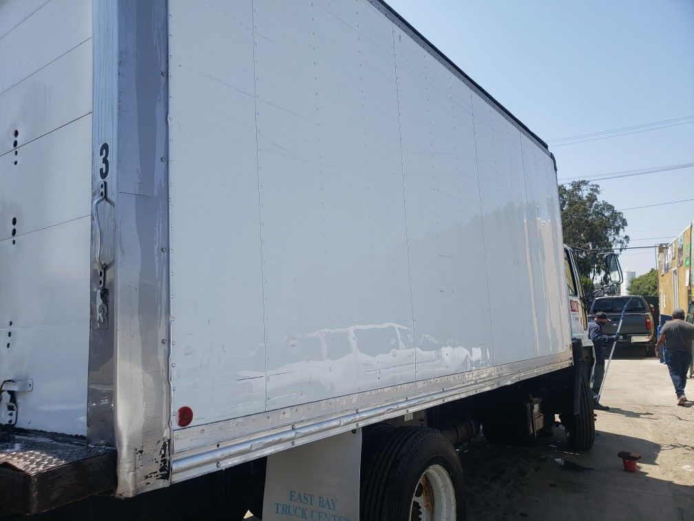 1999 sterling Cummins 5.9 automatico caja 18 pies termica trabaja muy bien buenas condiciones 4800 obo