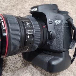 Canon 7D / 24-105 / 10-22 Lens, Grip, Bag, Stand, 3 Batteries, 2 Memory Cards, Mint 