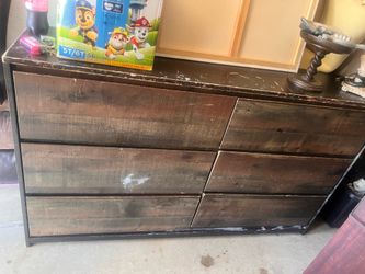 For sale :  6 drawer dresser that needs a little TLC