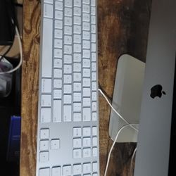 original wired apple keyboard with x2 usb ports on the side