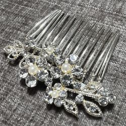 New Rhinestone Floral & Pearl Vintage Style Hair Comb in Silver