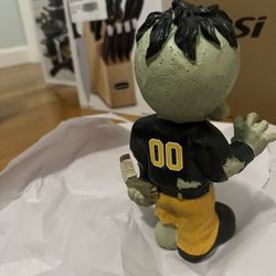 Boston Bruins Zombie Black Shirt FOCO Statue Boston Bruins Bobblehead