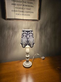 White Distressed Table Lamp w Decorative Shade