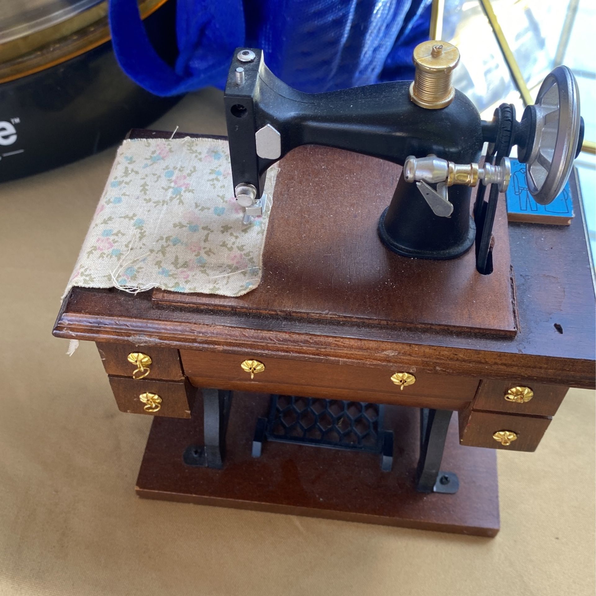 Vintage sewing machine music box for Sale in Arlington, TX OfferUp
