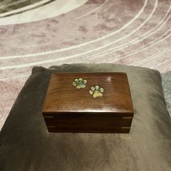 Wooden Cremation Urn whit Brass Paw Design For Small Dog / Cat Ashes Memorial Keepsake Urns For Ashes , Up To 40 Pounds 
