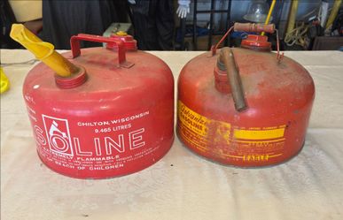 2 metal gas can no rust  in side