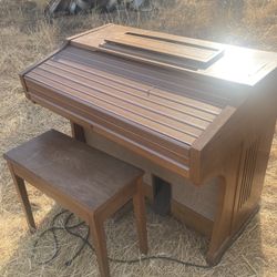 Beautiful Electric Organ Piano With Bench