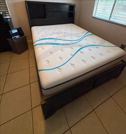 2pc Queen bed frame and vanity 2pc Queen base de cama y tocador