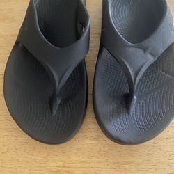 Oofos Black Sandals Size 9 Like New