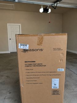 Mini fridge with freezer