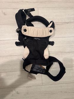 Nuna Baby Carrier Black and Cream