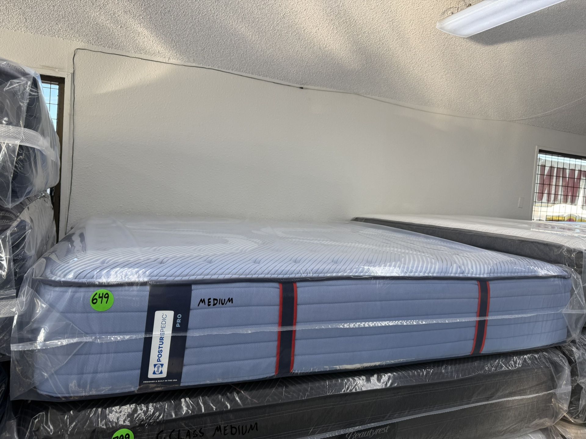 KING SIZE SEALY POSTUREPEDIC PRO MATTRESS & BOX SPRINGS BED SET