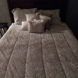 Sleigh  Queen Bed With Night Stands And Dresser