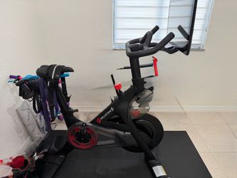 PELOTON BIKE