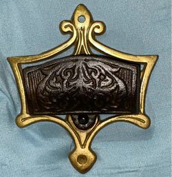 Antique Wilton brass wall-mounted match holder (READ DESC)
