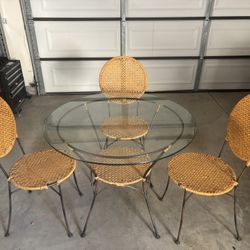 Table/Chairs