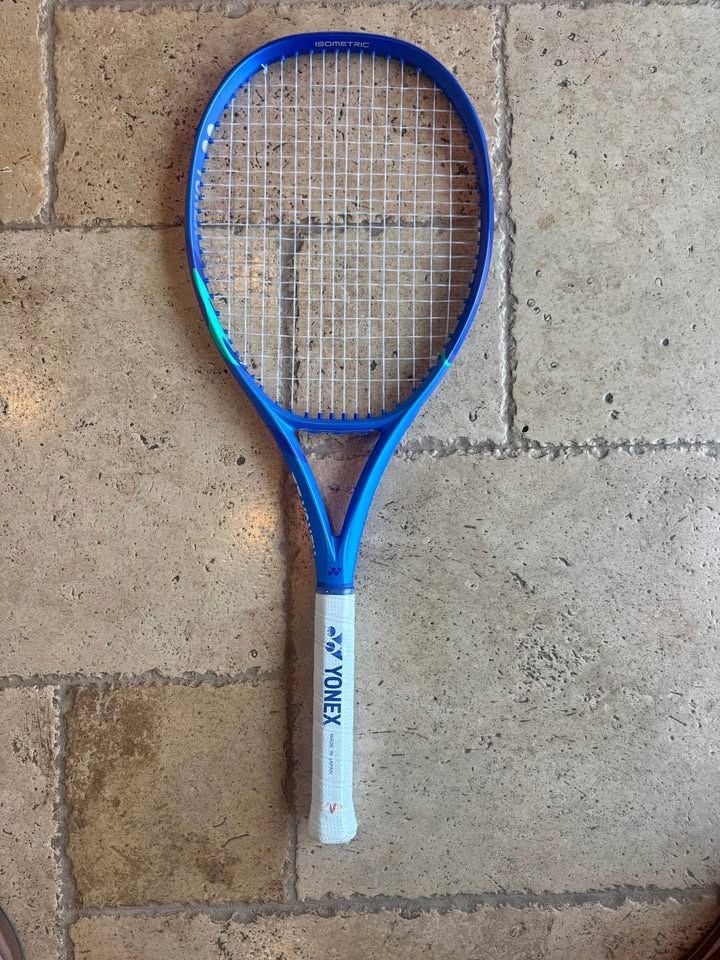 Almost new 2025 Yonex Ezone 100+ 4 1/4 Almost New