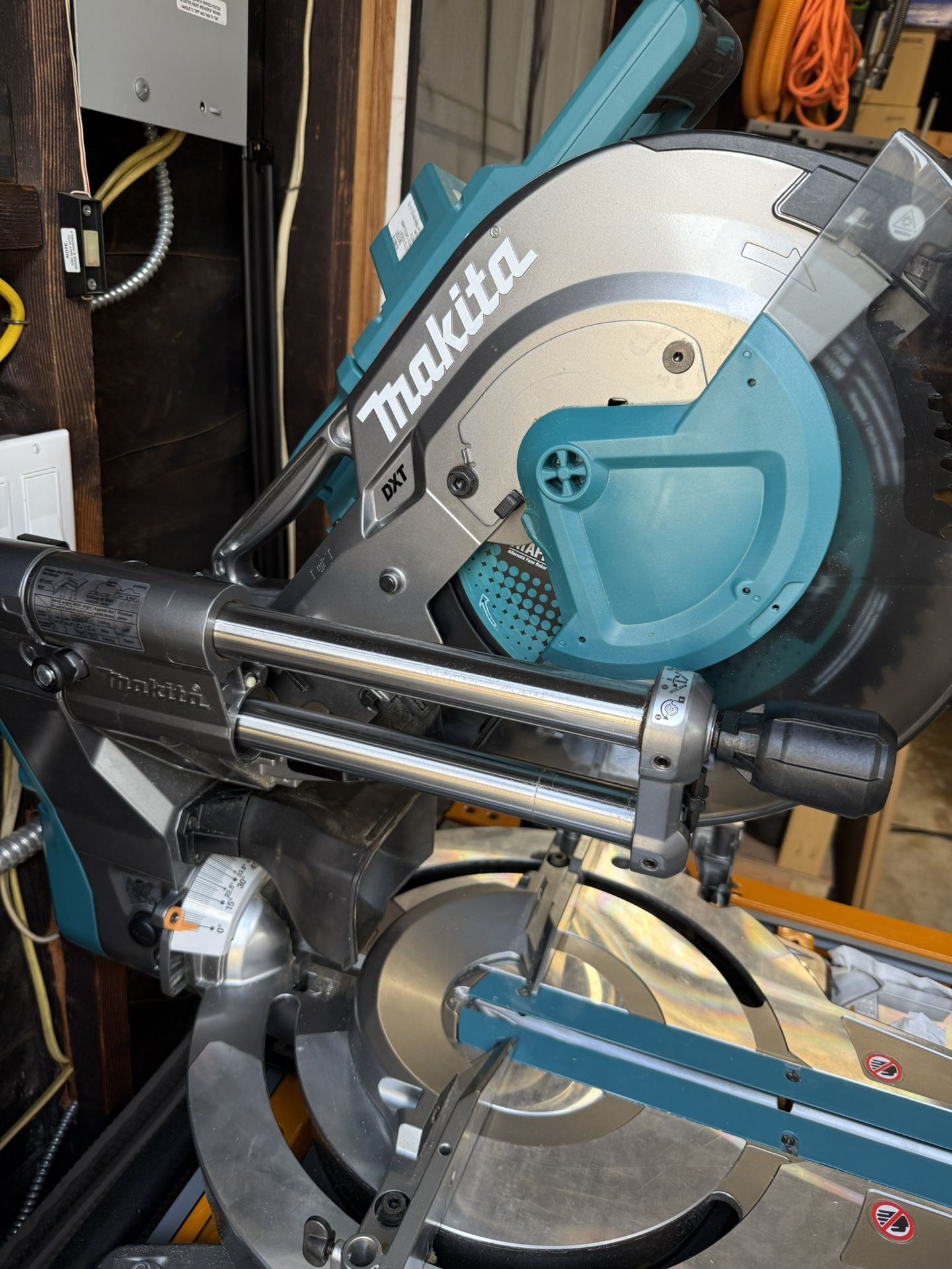 Makita 40V max XGT 12 Inch Dual-Bevel Sliding Compound Miter Saw Kit (GSL04M1)  With Flip Top Bora Stand