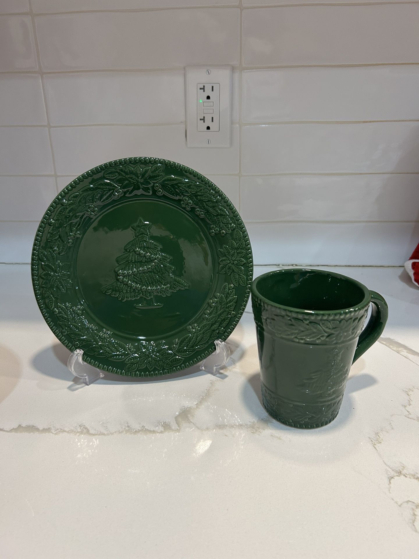 Decorative Embossed Holiday Plates (Green&Red)