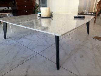 Living Room Sofa Table in Excellent Condition.