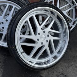 New staggered 24x9 and 24x11 esko wheels wrapped in Lexani tires.