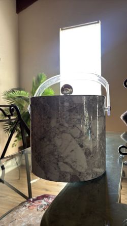 Ice bucket with lid