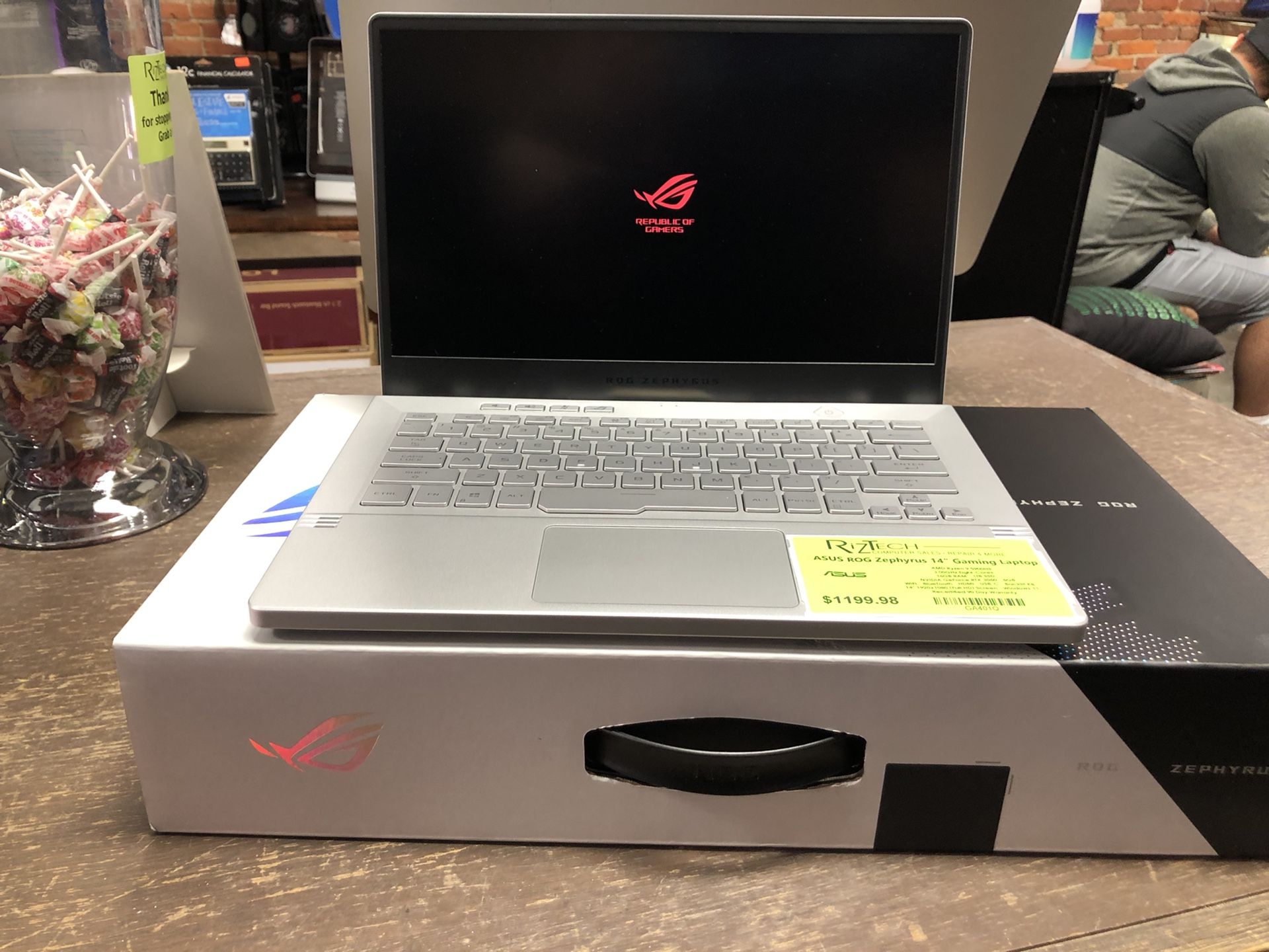 ASUS Republic of Gamers ROG Zephyrus Laptop 14” FHD 6GB GPU 16GB RAM 1TB SSD Windows 11