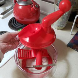 Tupperware Manual Food Chopper/Mixer for Sale in Tacoma, WA - OfferUp