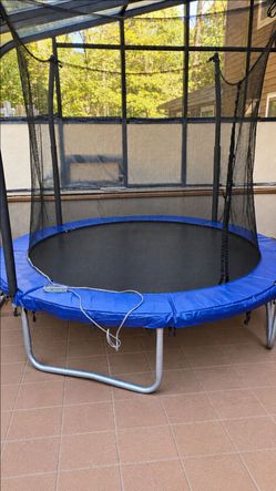 Skywalker Round 8 ft Trampoline with Safety Enclosure Net