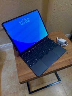 Ipad pro 13' Space grey Wifi and Cellular 256Gig Mint!!with Magic Keyboard