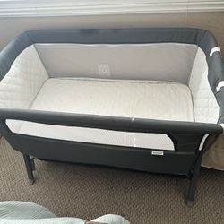 Bassinet /playpen 