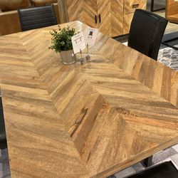 New Dining table Solid Wood And Metal. SELLING ONlY DINING TABLE