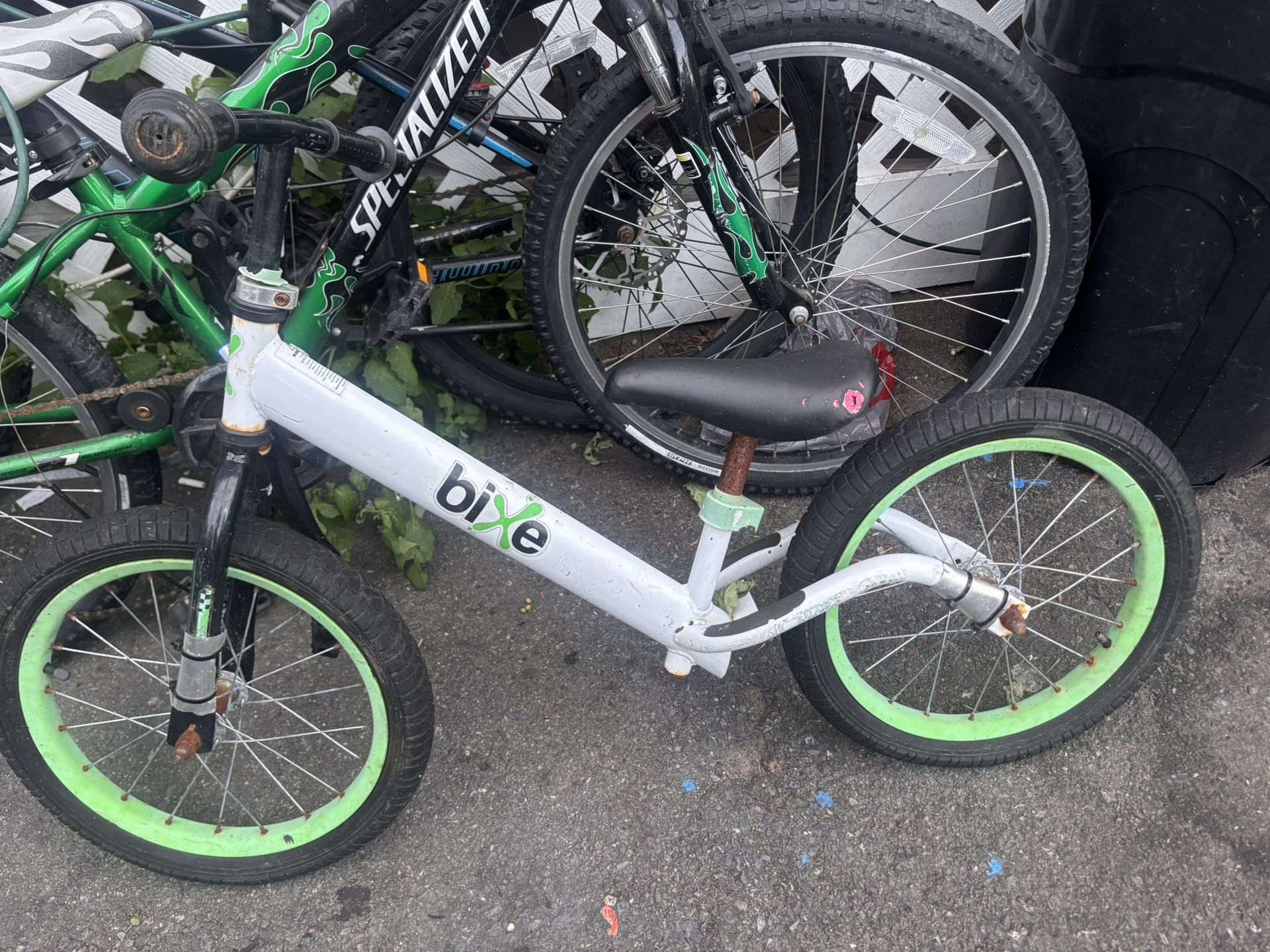 bicicle for kids Bixe tires need air I think no sure 