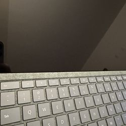 Surface Pro 7 i7 / 16GB / 512GB + Keyboard, Pen, Mouse, Case — Clean & Reset