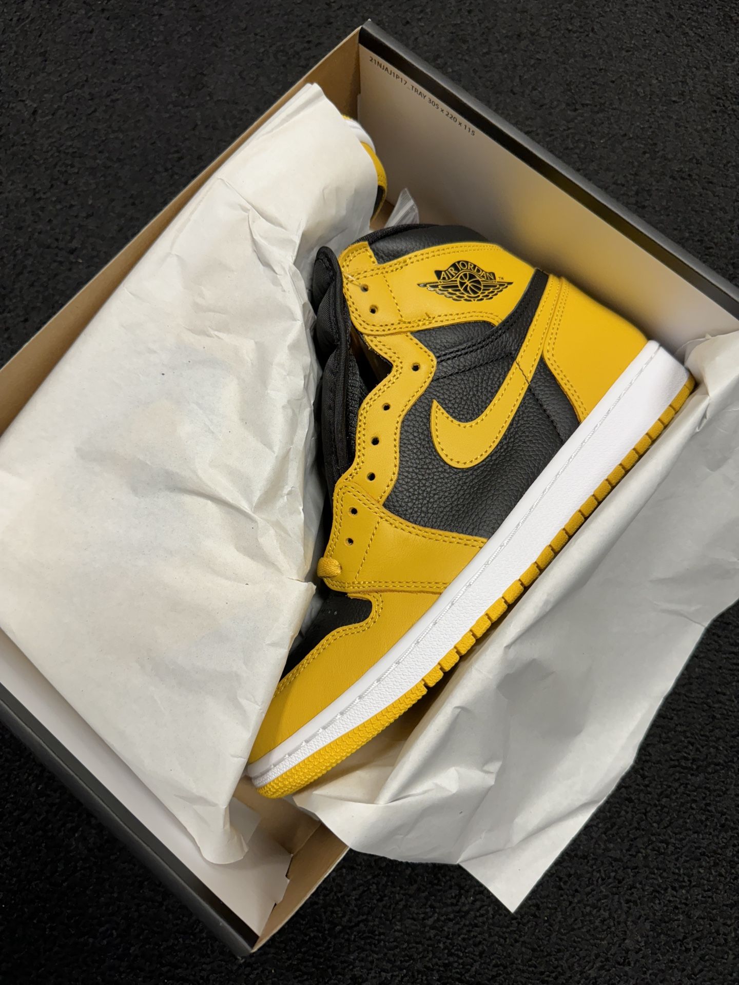 DS Nike Jordan 1 size 8.5 Pollen Yellow