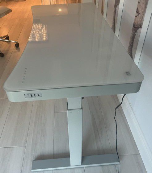 
Bell'O Electric Adjustable Height Standing Desk, White
25.6"D x 47.4"W x 46.9"H Brand New 