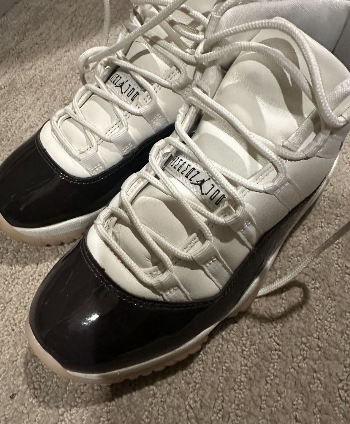 JORDANS 11 NEAPOLITAN • WOMENS 6.5