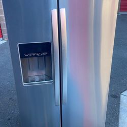 Whirlpool refrigerator with ice machine and water