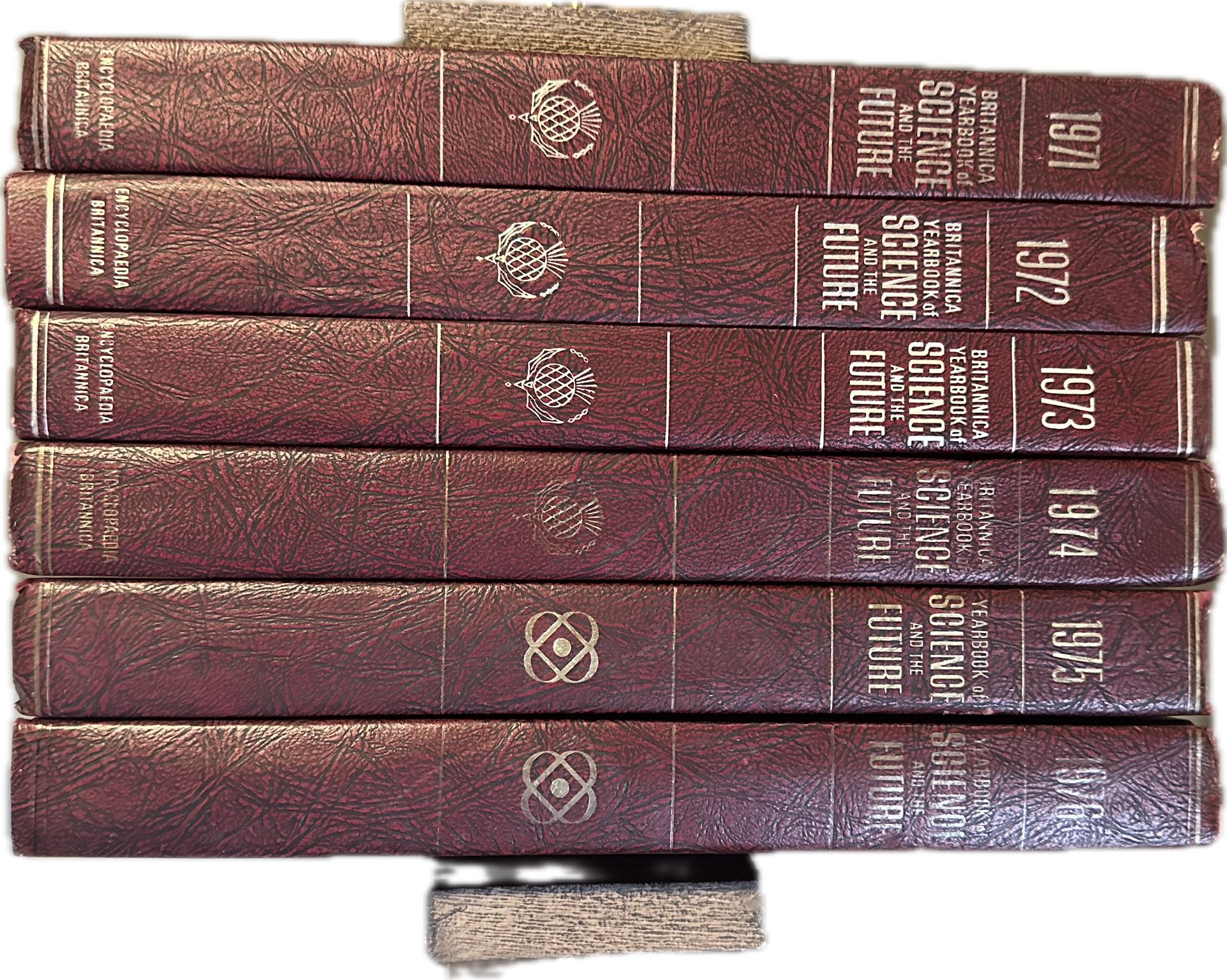 Encyclopedia Britannica Yearbook Of Science & Future 1(contact info removed)