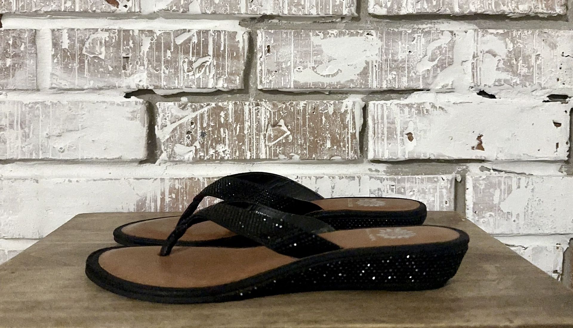 Yellowbox Flip Flop Sandals Black Rhinestones Black Size 5.5 Women’s