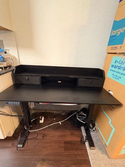 Electric standing desk