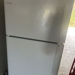 Frigidaire Top And Bottom Refrigerator 68/30/30