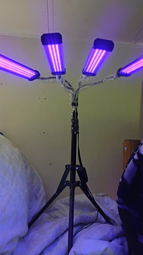 Brand New Tanning Lamp With 5 Adjustable Arms And Brand New Bulbs!