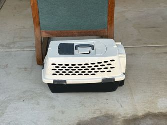 Medium size pet kennel/carrier