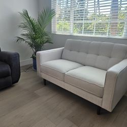 Loveseat – Stylish & Comfy