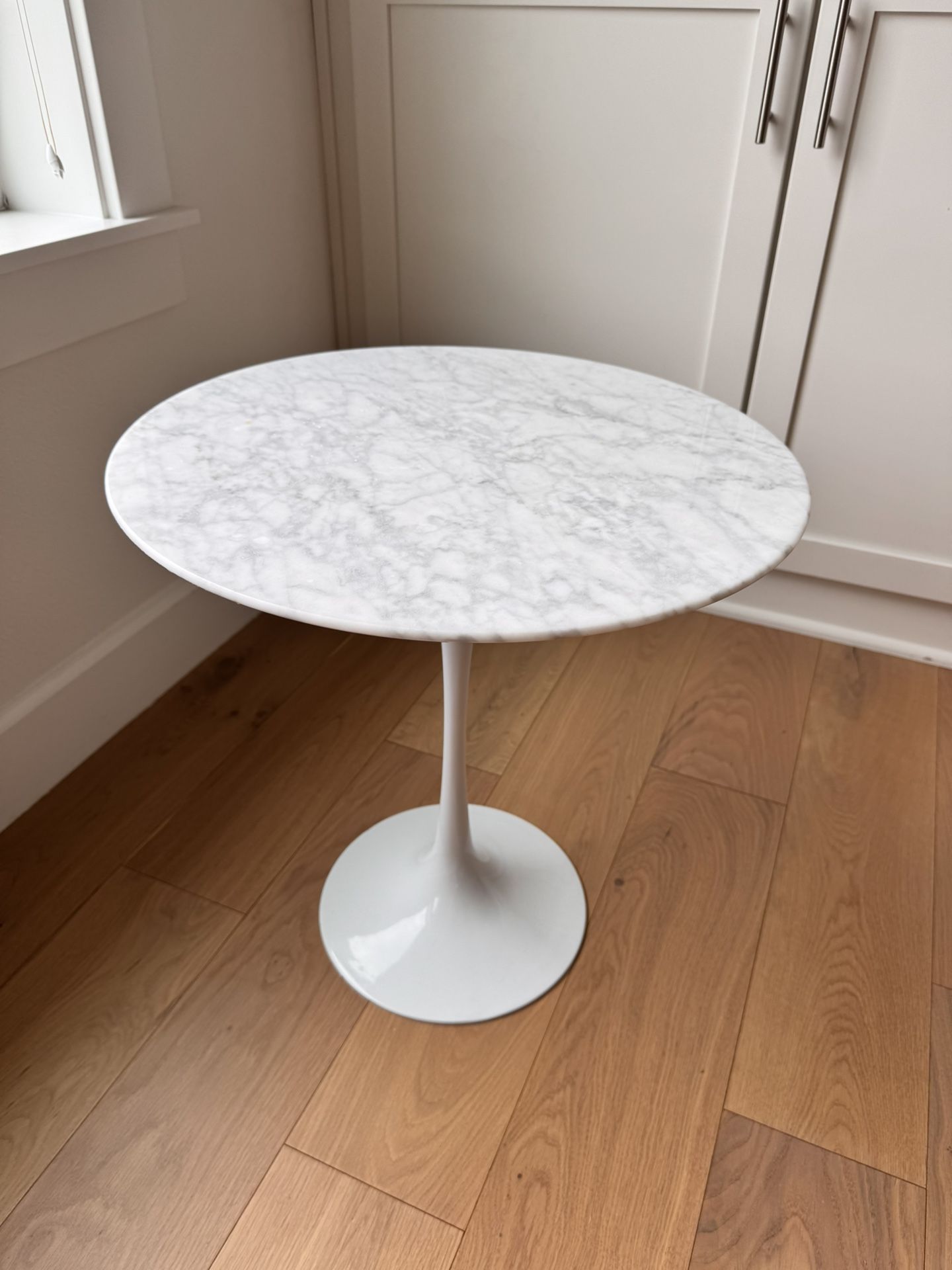 Poly And Bark 20” Daisy Marble Side Table