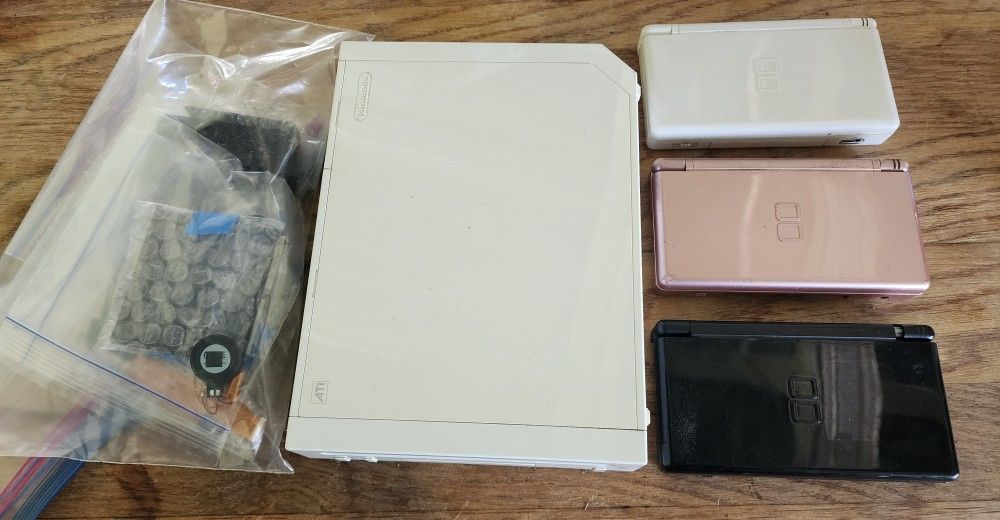 Nintendo Wii, DS Lite Video Game Lot For Repair Or Parts