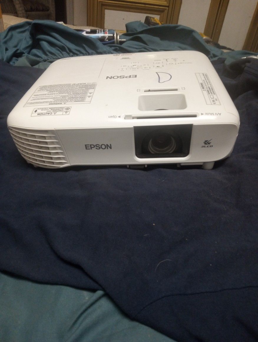 EPSON PROJECTOR 70$
